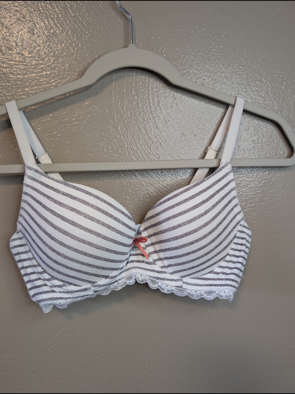 Striped Lace-Trim Underwire Bra in White and Gray Size Small Band 24 Inches